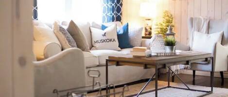 Smart TV, chimenea y libros