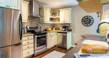 Cozy Muskoka Cottage Ideally located between Bracebridge and Port Carling