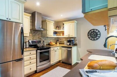  Cozy Muskoka Cottage Ideally located between Bracebridge and Port Carling