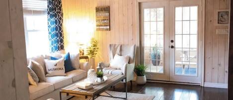 Smart-TV, Kamin, Bücher