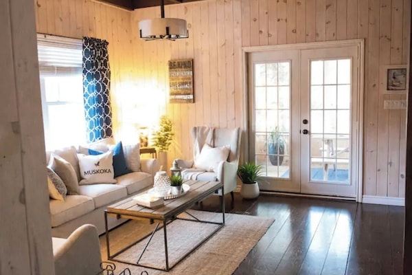 Smart TV, chimenea y libros