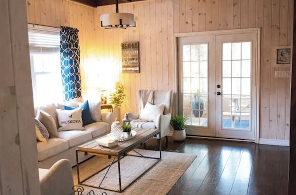 Smart-TV, Kamin, Bücher