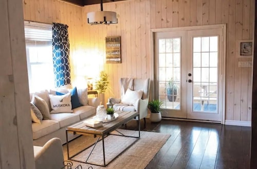  Cozy Muskoka Cottage Ideally located between Bracebridge and Port Carling