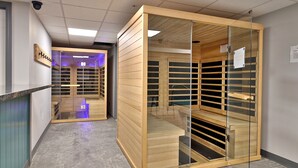Un espacio de oficina moderno con unidades de almacenamiento de paredes de vidrio y un piso de baldosas limpias.