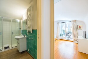 Apartamento, sacada, vista parcial para o mar | Banheiro