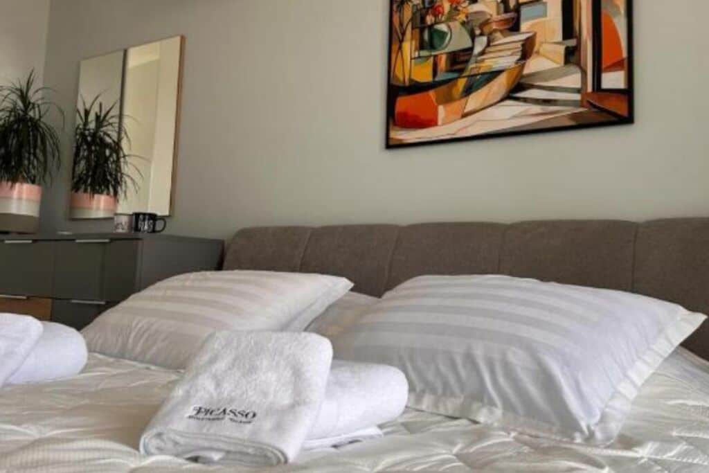 2 bedrooms, in-room safe, desk, iron/ironing board