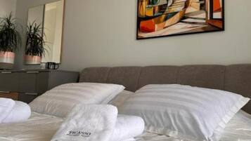 2 bedrooms, in-room safe, desk, iron/ironing board