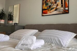 2 quartos, cofres nos quartos, escrivaninha