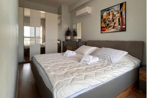 2 makuuhuonetta, tallelokero huoneessa, työpöytä, silitysrauta/-lauta