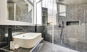 Dusche, Haartrockner, Handtücher, Seife