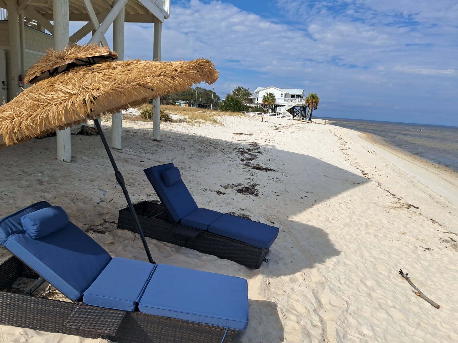 Plage, chaises longues, serviettes de plage