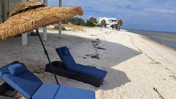 Plage, chaises longues, serviettes de plage