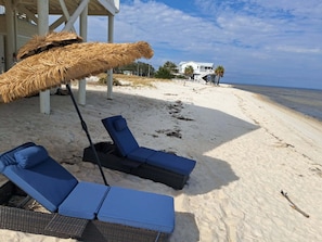 Plage, chaises longues, serviettes de plage