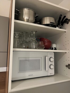 Kylskåp, mikrovågsugn, ugn och spishäll