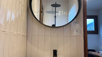 Regadera, secadora de cabello, toallas, jabón