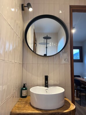 Dusch, hårtork, handdukar och tvål