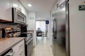 Frigorífico, microondas, horno y placa de cocina