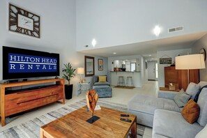 Una Smart TV, un reproductor de DVD, libros, un reproductor estéreo