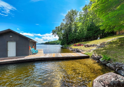 Charming Waterfront Cottage in Muskoka, Pedal Boat, Firepit, A-Frame Bunkie