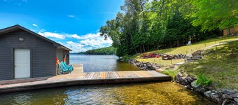 Charming Waterfront Cottage in Muskoka, Pedal Boat, Firepit, A-Frame Bunkie