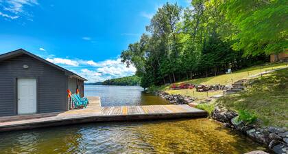 Charming Waterfront Cottage in Muskoka, Pedal Boat, Firepit, A-Frame Bunkie