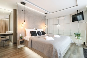 Caja de seguridad en la habitación y tabla de planchar con plancha