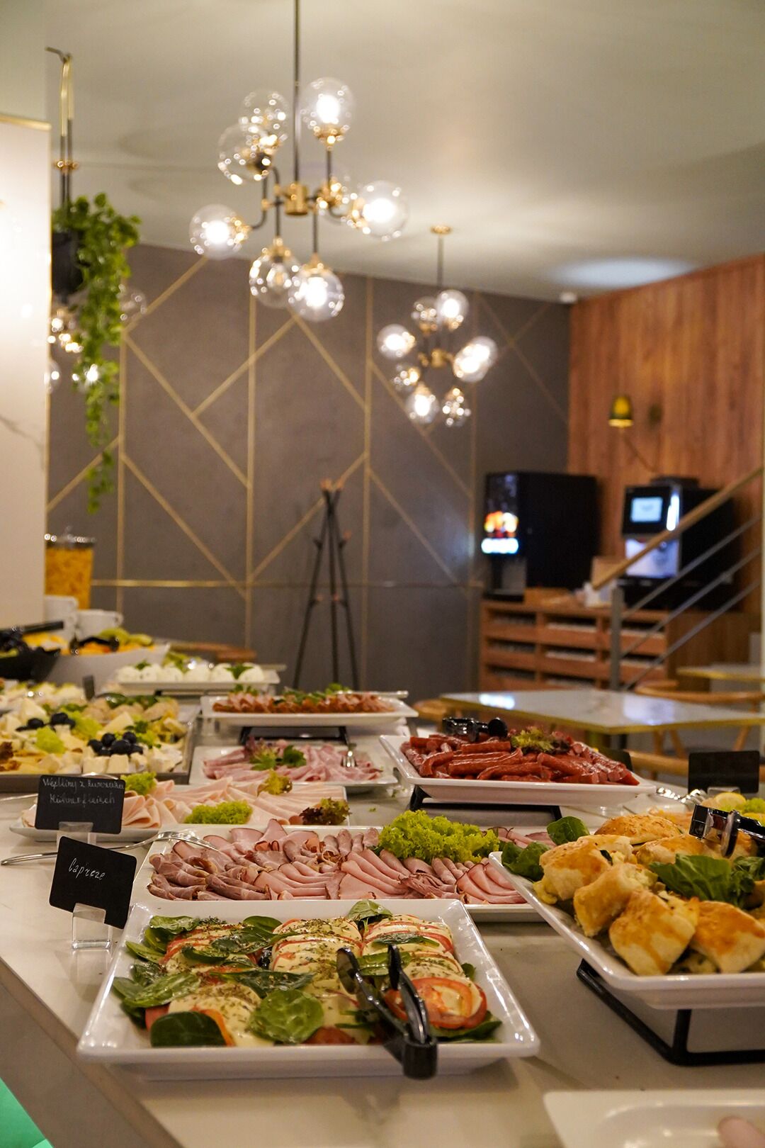 En buffet med et bredt udvalg af mad, herunder salater, kød og oste.