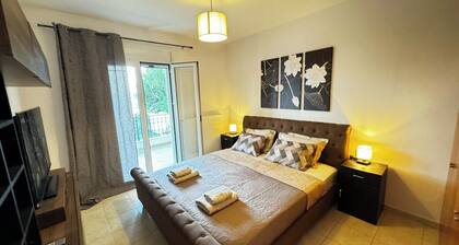 Skiathos Center Stylish 2 Bd w Balcony