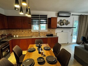 Full-sized fridge, microwave, oven, stovetop - Skiathos Center Stylish 2 Bd w Balcony (Skiathos)
