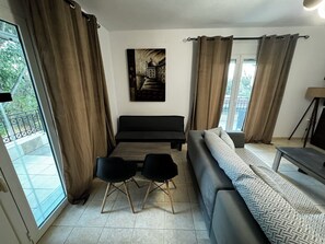 TV - Skiathos Center Stylish 2 Bd w Balcony (Skiathos)