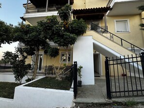 Un edificio a più piani con una scala che conduce a un balcone.