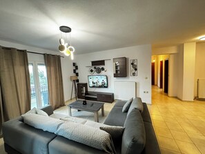 TV - Skiathos Center Stylish 2 Bd w Balcony (Skiathos)