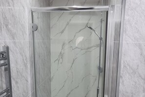 Shower, towels - The Hideaway/cottage Feel/patio/central/parking (Southport)