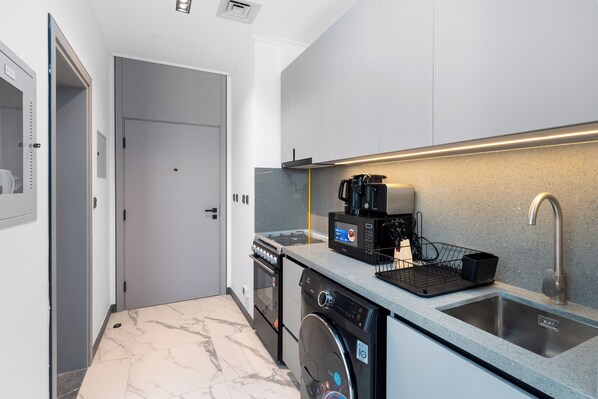 Standard Studio, Balcony, City View | Private kitchen
