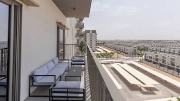 Apartamento com design assinado, sacada, vista para a cidade | Vista para a cidade