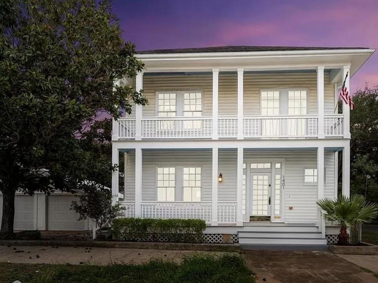Ideal Location for beach getaway or enjoying the Strand. 3 Bed, 1.5 bath house