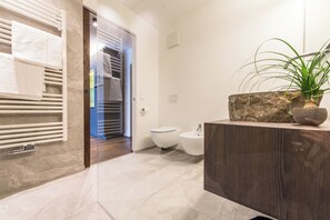 Ein modernes Badezimmer mit Duschkabine, Toilette und Bidet.