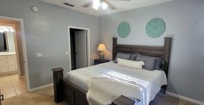1 dormitorio, tabla de planchar con plancha, wifi y ropa de cama