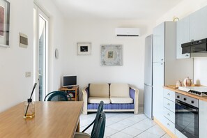 Kühlschrank, Ofen, Toaster, Kochgeschirr/Geschirr/Besteck