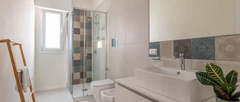Dusche, Haartrockner, Bidet, Handtücher