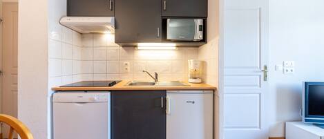Fridge, microwave, dishwasher, coffee/tea maker