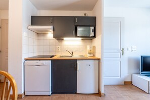 Fridge, microwave, dishwasher, coffee/tea maker