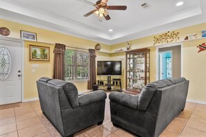 TV, DVD player - Tremendous Family Home on the Curve! 3-bedrooms close to the lake and amenities (Brookeland)