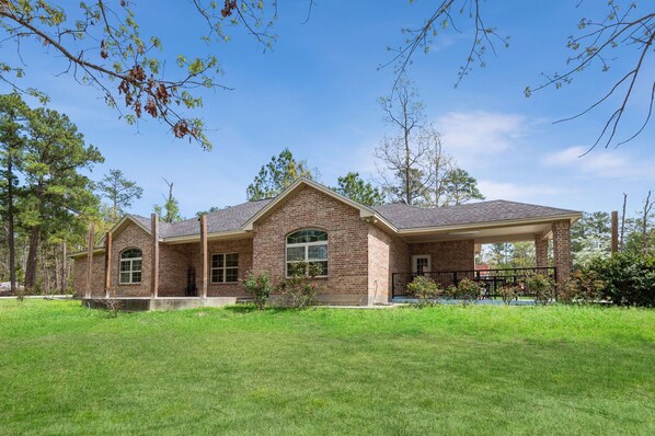 Exterior - Tremendous Family Home on the Curve! 3-bedrooms close to the lake and amenities (Brookeland)