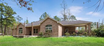 Tremendous Family Home on the Curve! 3-bedrooms close to the lake and amenities