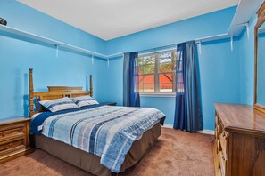 3 bedrooms, desk, bed sheets - Tremendous Family Home on the Curve! 3-bedrooms close to the lake and amenities (Brookeland)