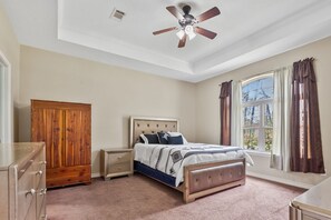 3 habitaciones, escritorio y ropa de cama 
