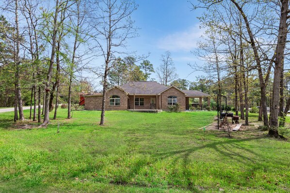 Exterior - Tremendous Family Home on the Curve! 3-bedrooms close to the lake and amenities (Brookeland)