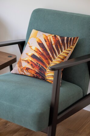 Studio, Balcony | Desk, laptop workspace, bed sheets - Unique Studio With Garden by Renters (Warsaw)