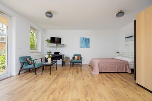 Studio, Balcony | Desk, laptop workspace, bed sheets - Unique Studio With Garden by Renters (Warsaw)